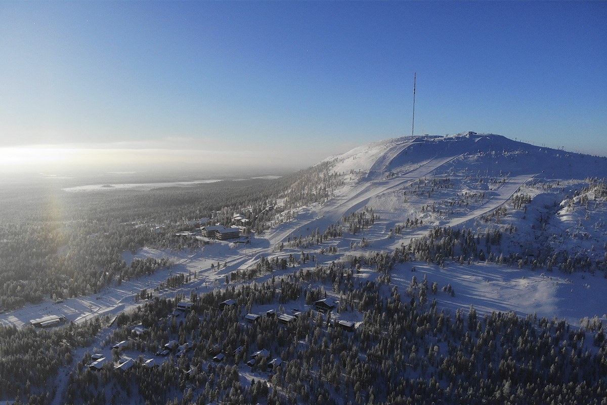 pyha-kevat2024-ilmakuva-antti-lahtinen Pyhätunturin laskettelurinne maisemakuva